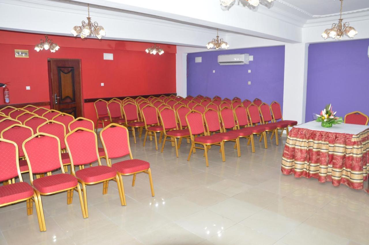 Hotel Vallee Des Princes Дуала Экстерьер фото