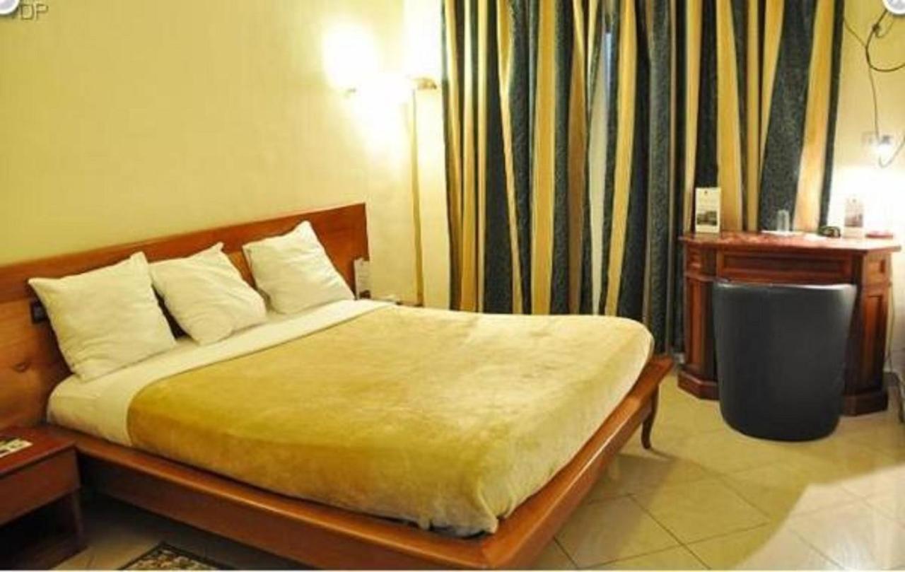 Hotel Vallee Des Princes Дуала Экстерьер фото