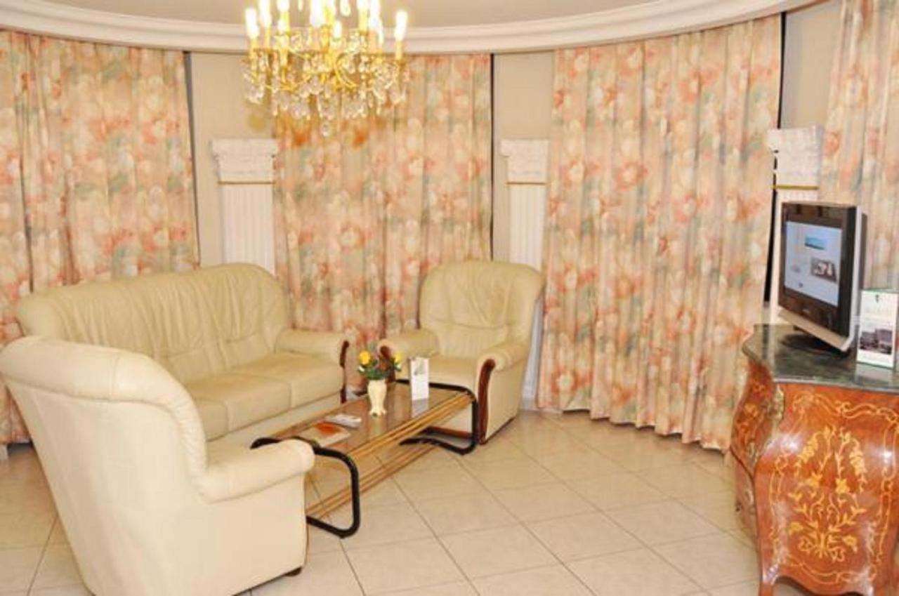 Hotel Vallee Des Princes Дуала Экстерьер фото