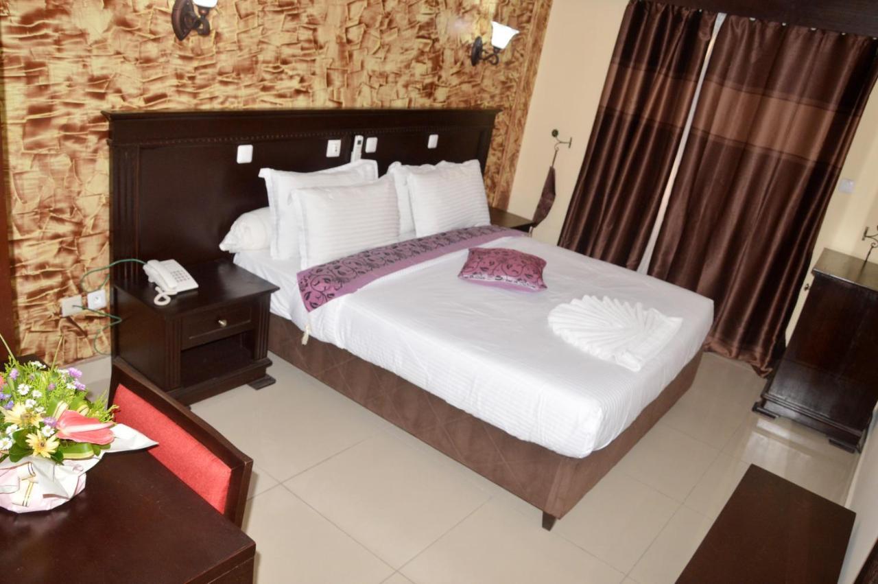 Hotel Vallee Des Princes Дуала Экстерьер фото