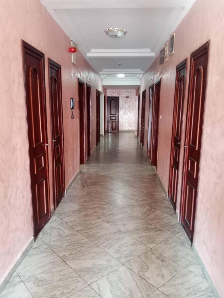 Hotel Vallee Des Princes Дуала Экстерьер фото