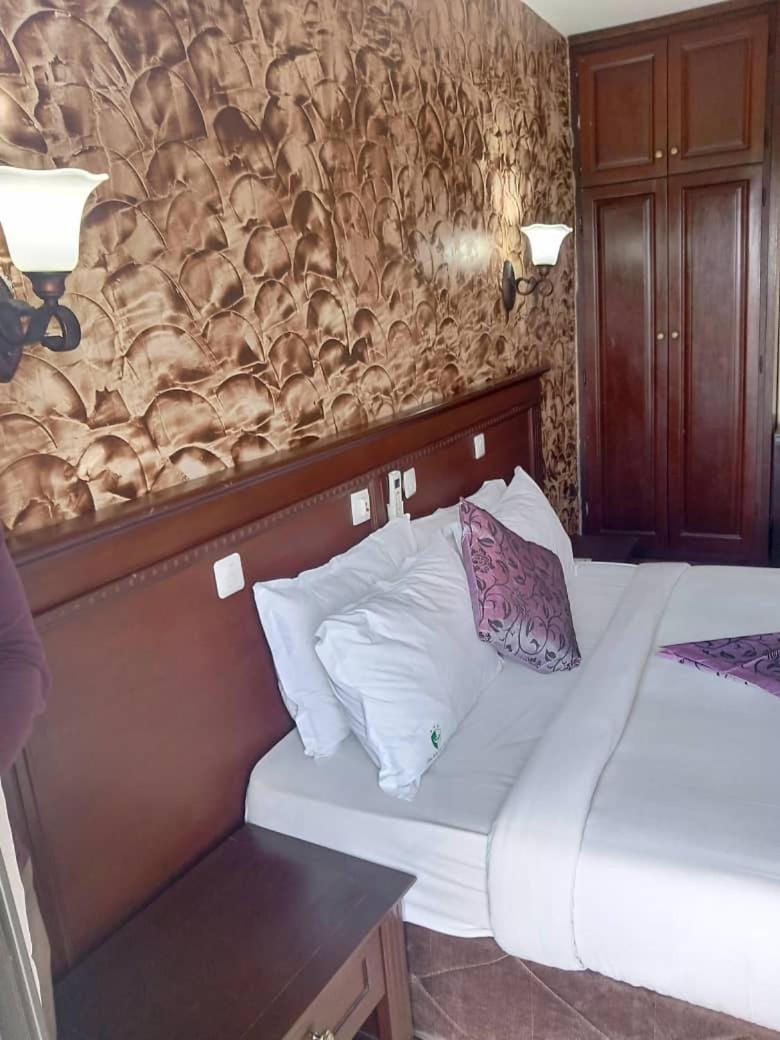 Hotel Vallee Des Princes Дуала Экстерьер фото