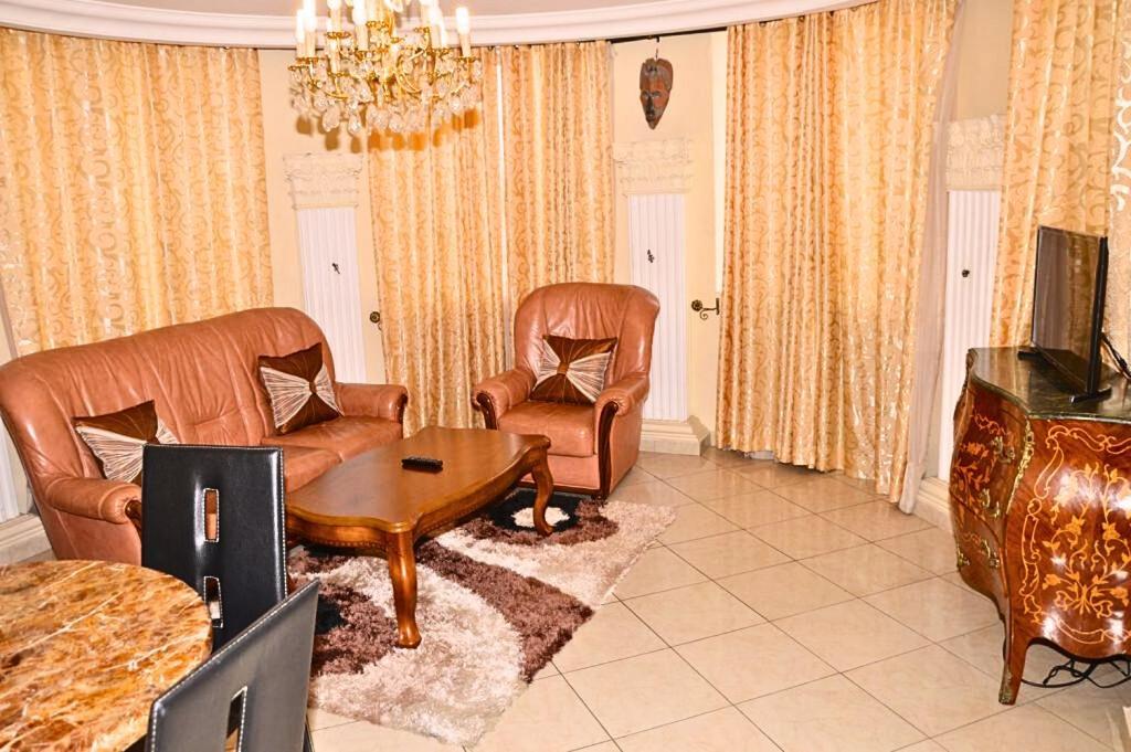 Hotel Vallee Des Princes Дуала Экстерьер фото
